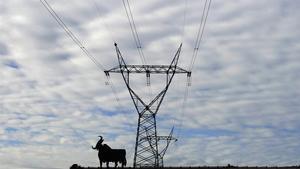 Línea de electricidad de alta tensión en España. 