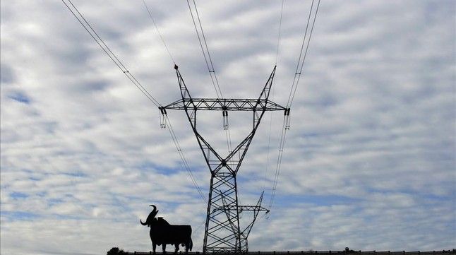 Líneas eléctricas cerca de Oviedo . La CNMC ha propuesto un nuevo método para la formulación de las cuentas de electricidad, con base en el mercado de futuros, que mantendría iniciales  en 2.014 subidas por debajo del 3 por ciento .