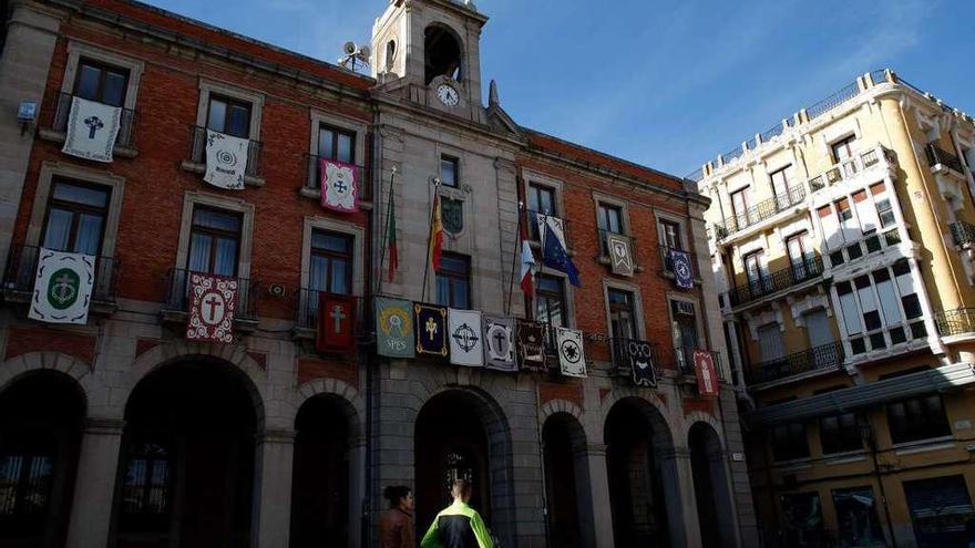 Los reposteros engalanan la fachada del Ayuntamiento