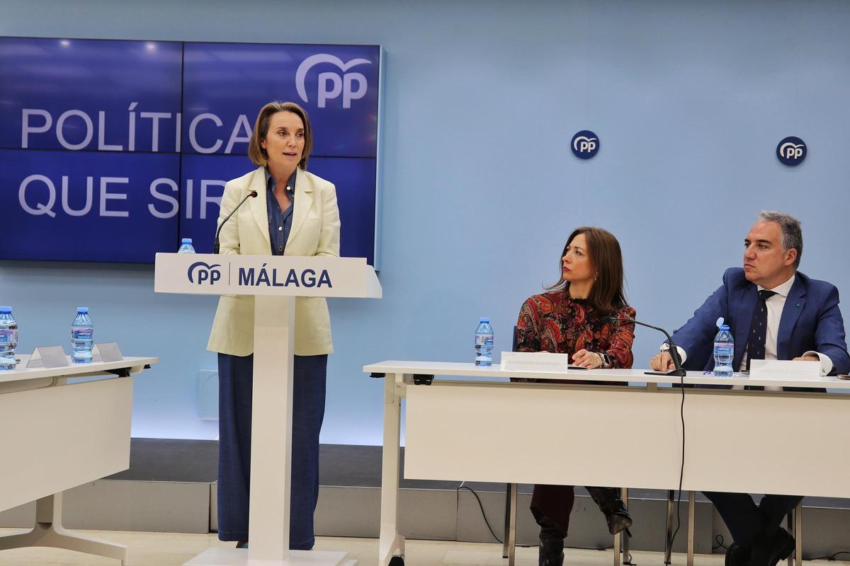 Cuca Gamarra, este Martes Santo en la sede del PP de Málaga con Patricia Navarro y Elías Bendodo.
