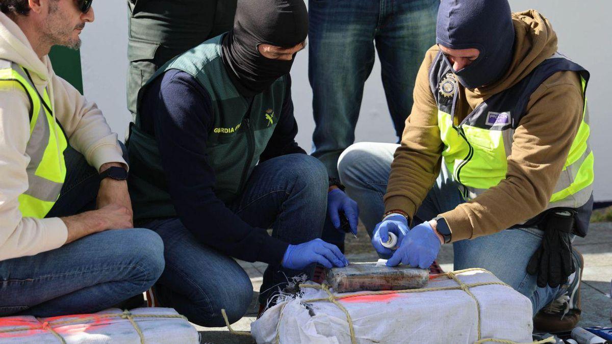 Descarga, en el puerto de Vigo, de un alijo de cocaína incautado en alta mar.