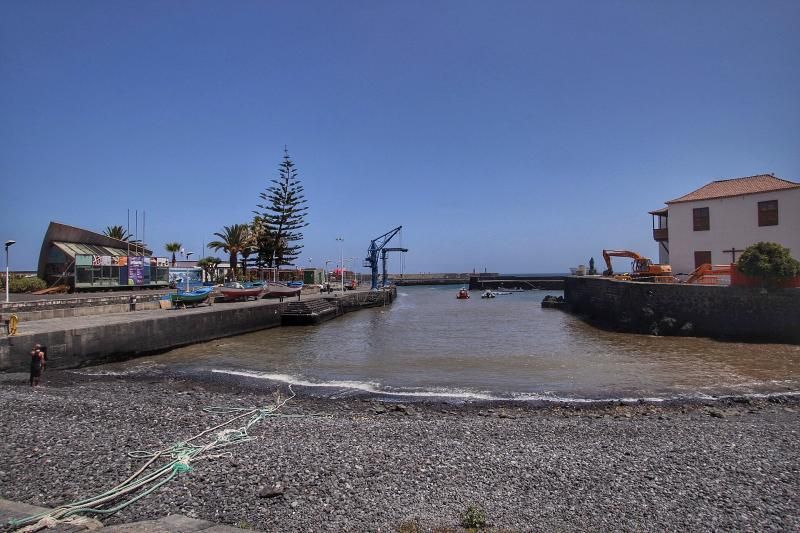 Vertido incontrolado de las obras anexas al muelle Puerto de la Cruz 25/05/20  | 25/05/2020 | Fotógrafo: María Pisaca Gámez