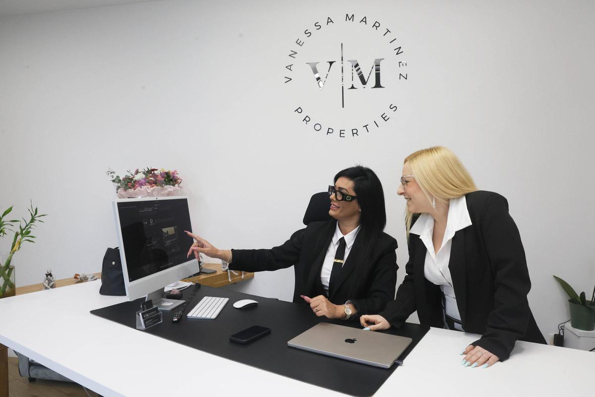 Vanesa Martínez y Mery Campos, de VM Properties, en sus oficinas en Castrelos.