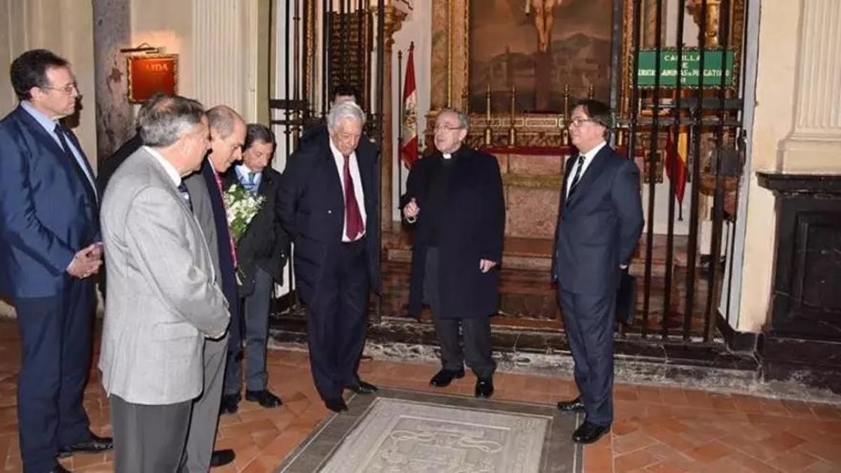 Mario Vargas Llosa visita la Mezquita-Catedral y rinde tributo al Inca Garcilaso de la Vega.