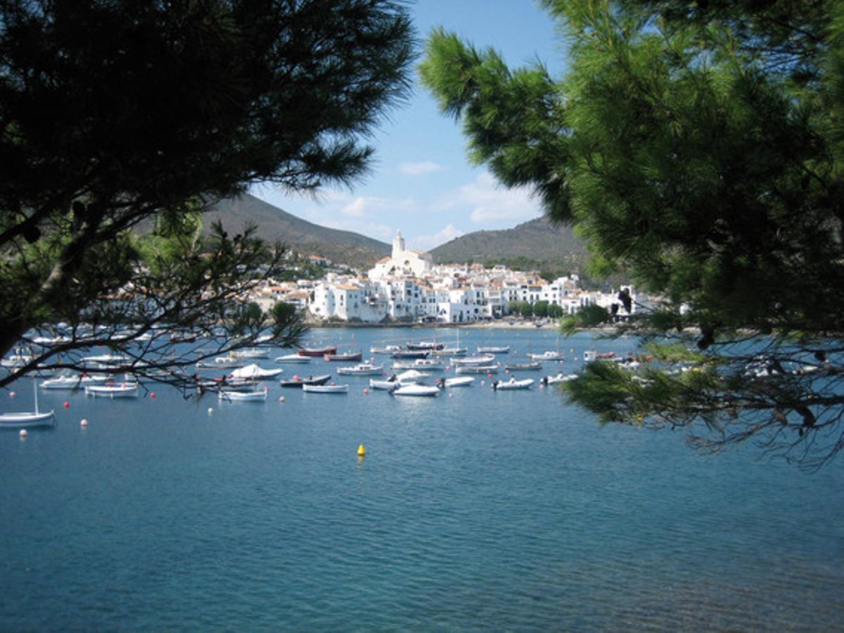 Cadaqués es uno de los pueblos con más encanto del litoral catalán y, a su vez, visita obligada para los turistas.