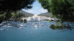 Cadaqués es uno de los pueblos con más encanto del litoral catalán y, a su vez, visita obligada para los turistas.