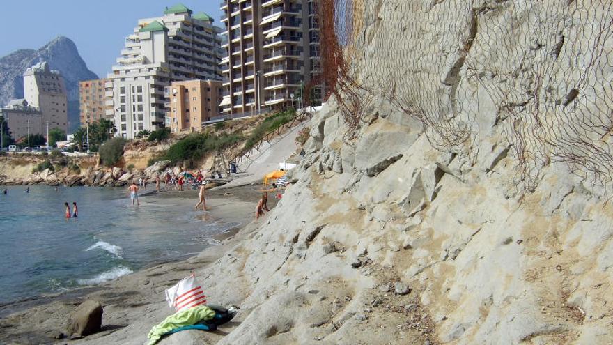 Aparece una patera vacía a la deriva en una cala de Calp