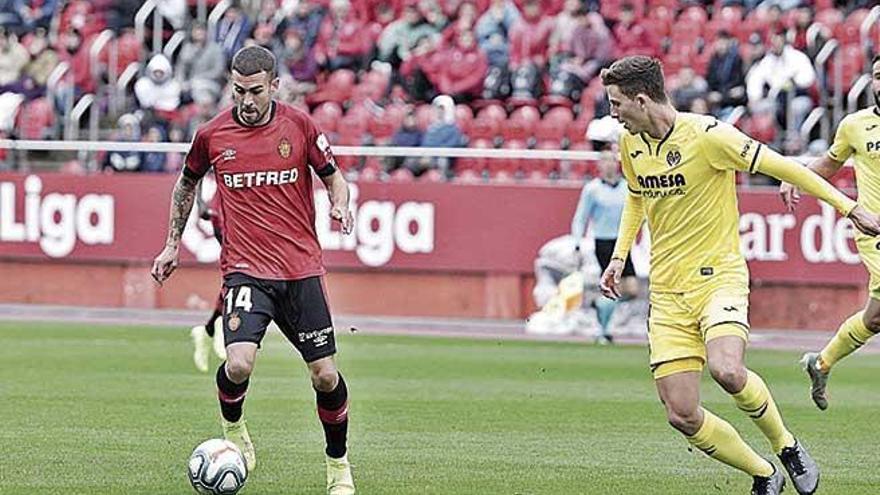 Dani RodrÃ­guez encara a un rival del Villarreal el pasado domingo en Son Moix.