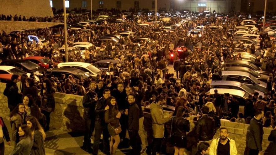 La explanada de Antigones de la Politécnica concentró a numerosos jóvenes haciendo botelleo el Jueves y Viernes Santo.