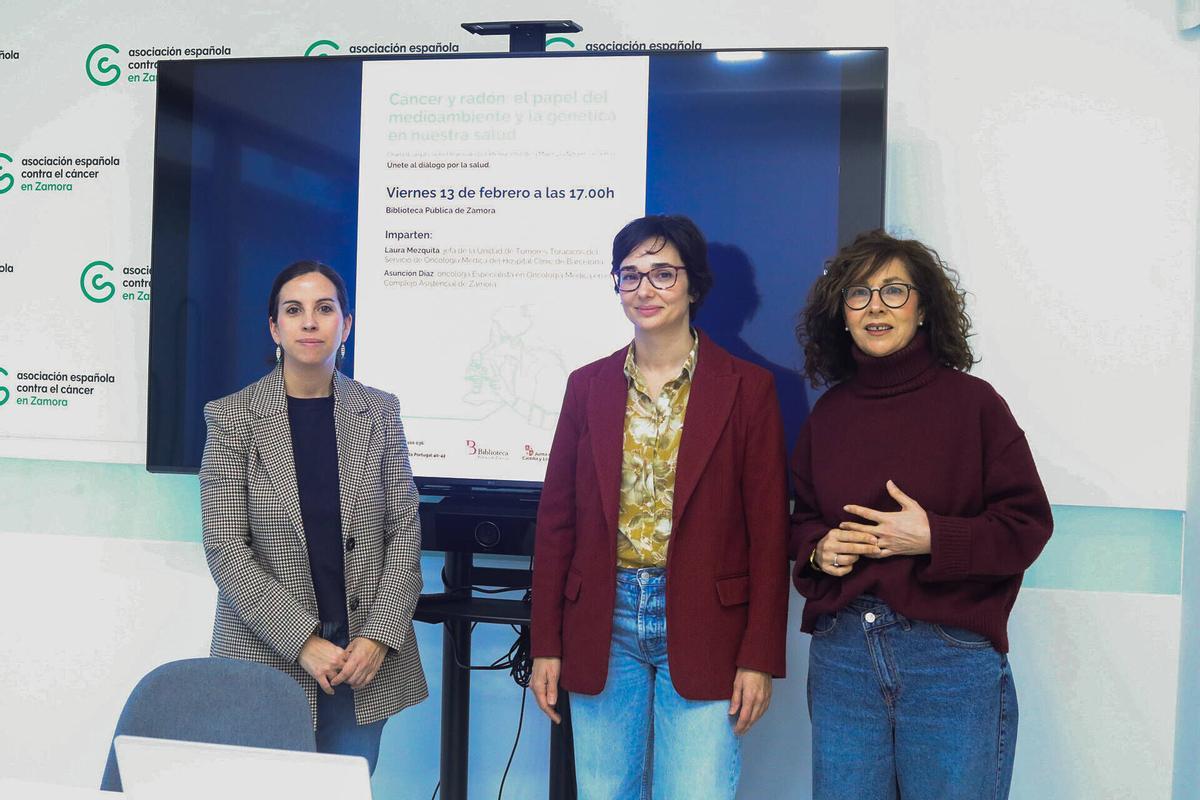 María Montejo, Asunción Díaz e Irene González, en la AECC.