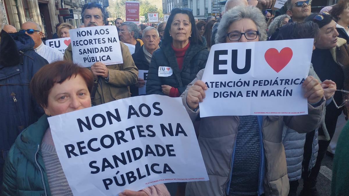 Pancartas arriba por una sanidad pública a la altura de los gallegos XOÁN ÁLVAREZ
