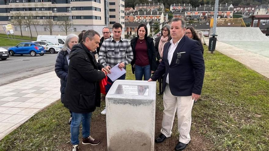 El descubrimiento de la nueva placa del skatepark, ayer, en Las Vegas con Iván Fernández y Joaquín Echeverría en primer término.  | A. C.