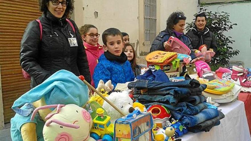 Sant Vicenç aplega una quarantena de parades al mercat de segona mà