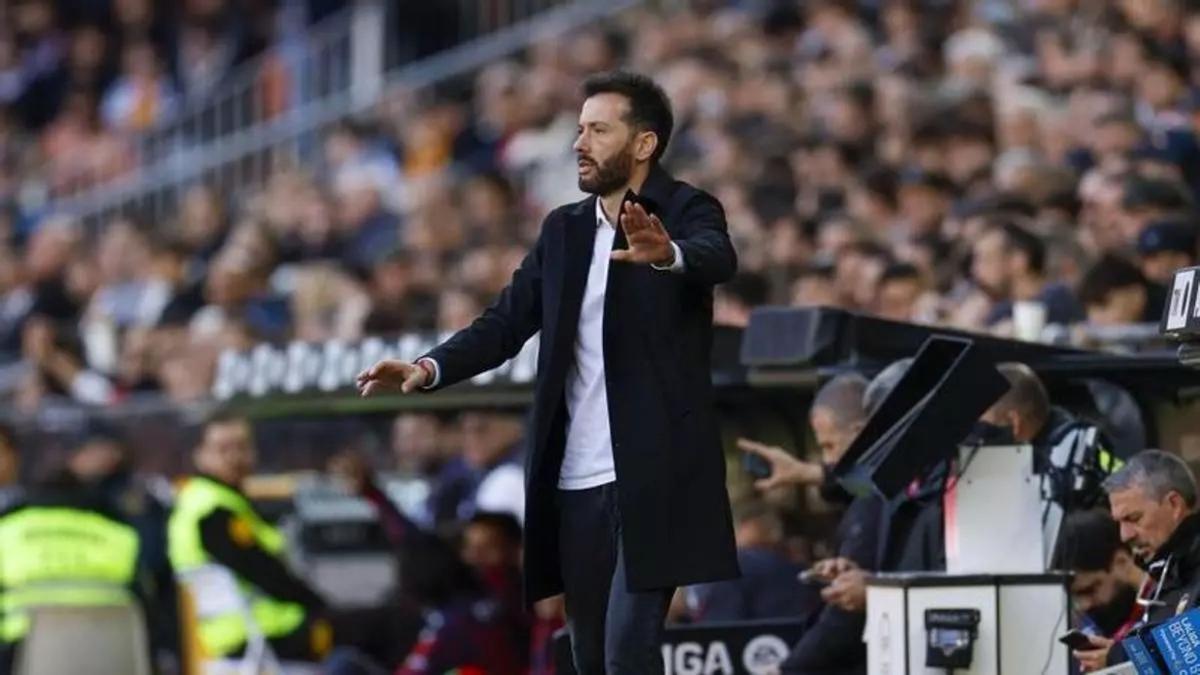 Corberán, dando instrucciones desde la banda.