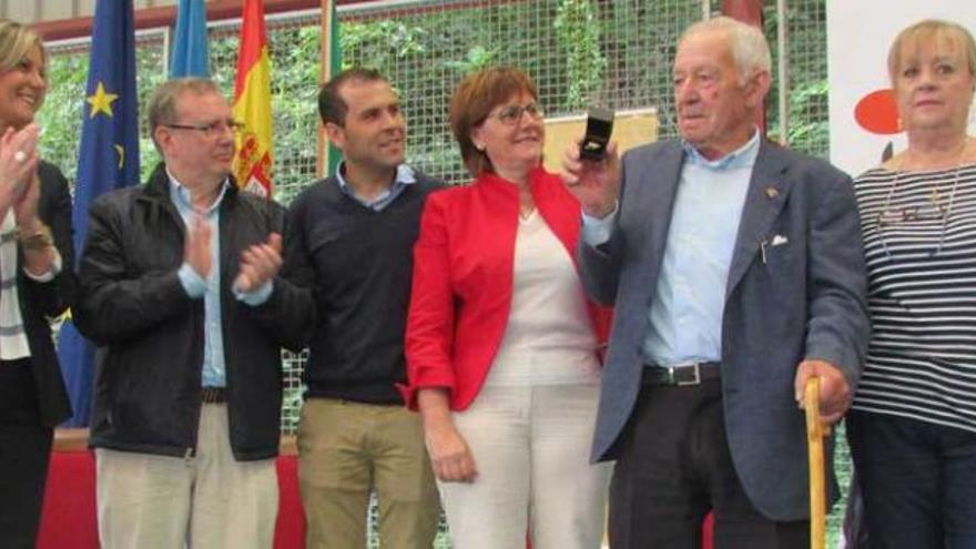 Graciela Blanco, Francisco del Busto, José Manuel González Castro, alcalde de Cangas; Pilar Varela, Gilberto Fernández y Dolores San Martín.