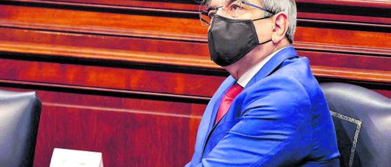 Román Rodríguez, consejero de Hacienda, en su escaño en el Parlamento de Canarias.