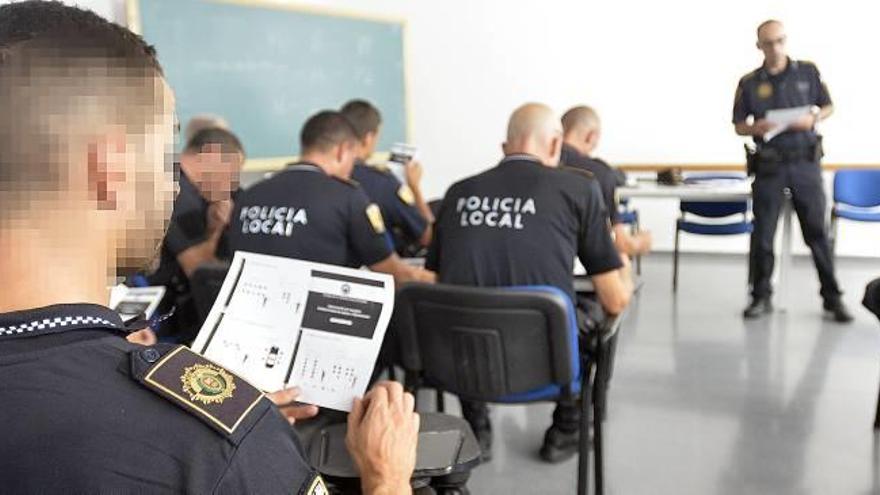 Los agentes durante una de las sesiones de formación para intervenir en estas fiestas.