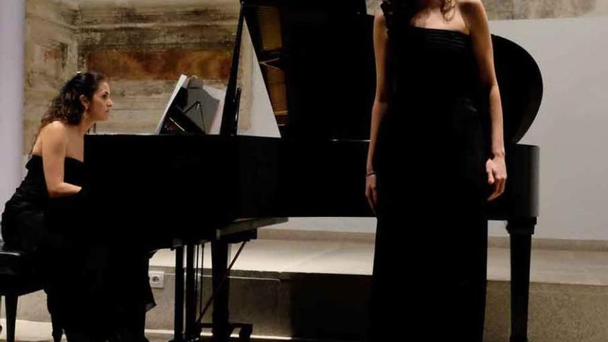 La pianista Elisa Rapado y la soprano Adriana Viñuela.