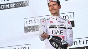 Bergamo (Italy), 21/05/2023.- Portuguese rider Joao Almeida of Uae Emirates Team wearing the best young rider’s white jersey celebrates on the podium after the 15th stage of the 2023 Giro d’Italia cycling race over 195 km from Seregno to Bergamo, Italy, 21 May 2023. (Ciclismo, Italia) EFE/EPA/LUCA ZENNARO