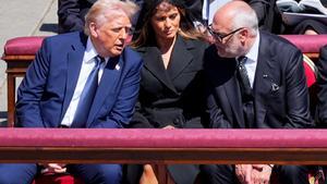 26 April 2025, Vatican, Vatican City: US President Donald Trump (L) speaks with Estonian President Alar Karis (R) on the sidelines of the funeral mass for the late Pope Francis in St. Peters Square. The Argentine pontiff, who led the Catholic Church from 2013, died on Easter Monday at the age of 88, leaving a lasting legacy and a profound global impact. Photo: Michael Kappeler/dpa 26/04/2025 ONLY FOR USE IN SPAIN. Michael Kappeler/dpa;religion;belief;diplomacy;Pope Francis Death - Vatican;