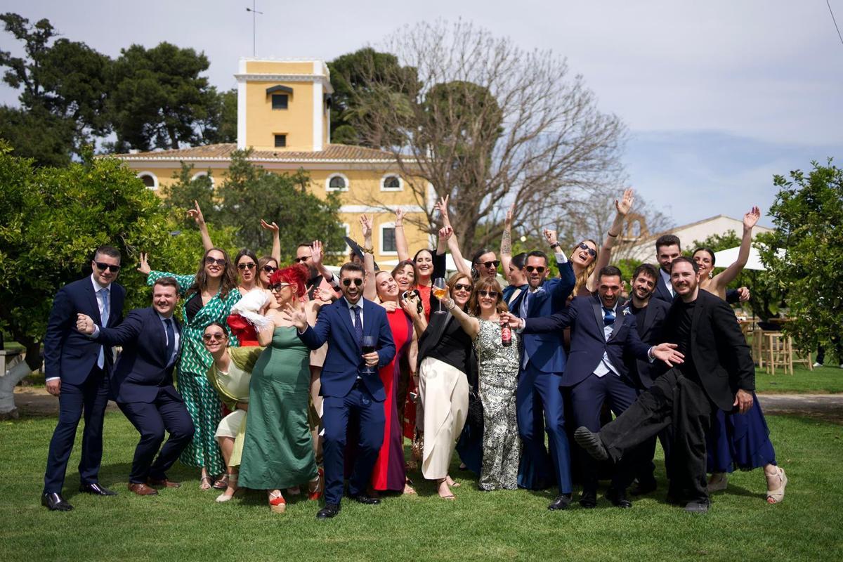 Parte de la plantilla de Levante-EMV en la boda de Abraham Pérez y Toni Gómez