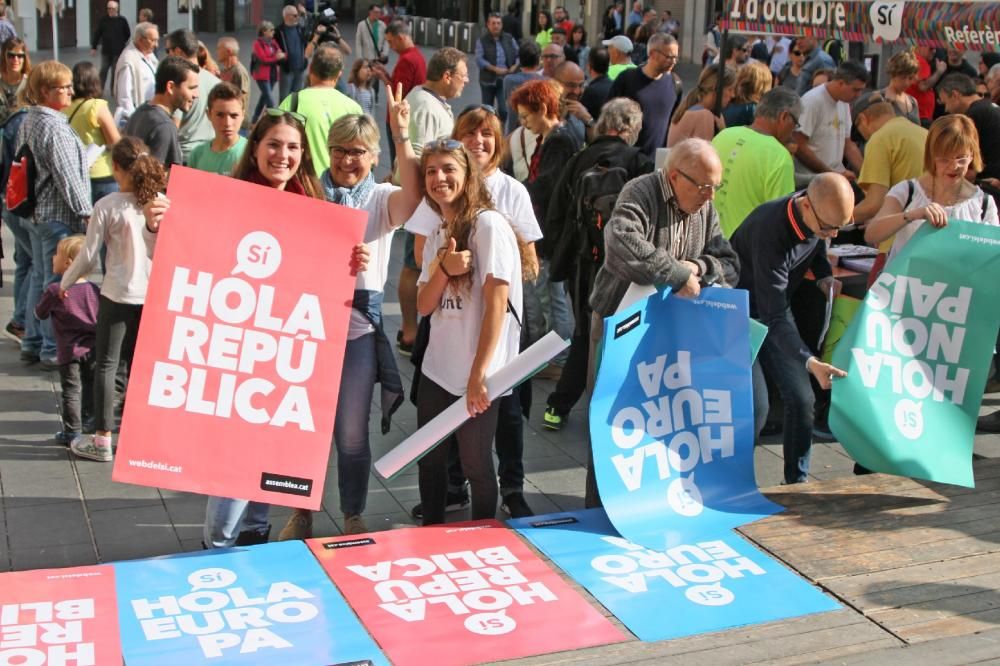 Penjada de cartells a Manresa pro referèndum