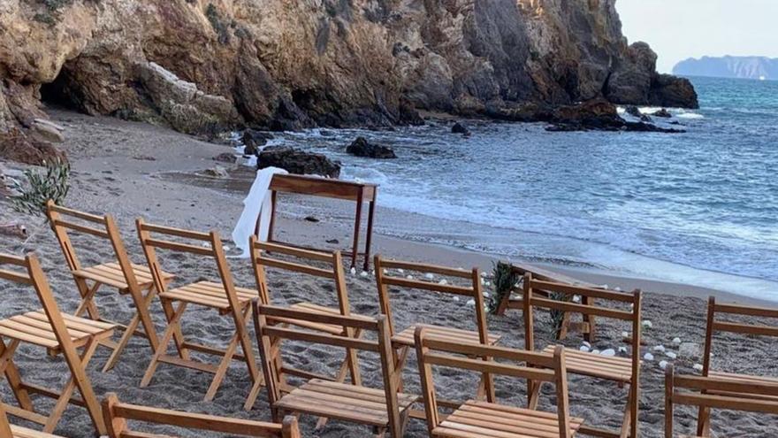 Impulso a las bodas en la playa con cartelería a pie de arena