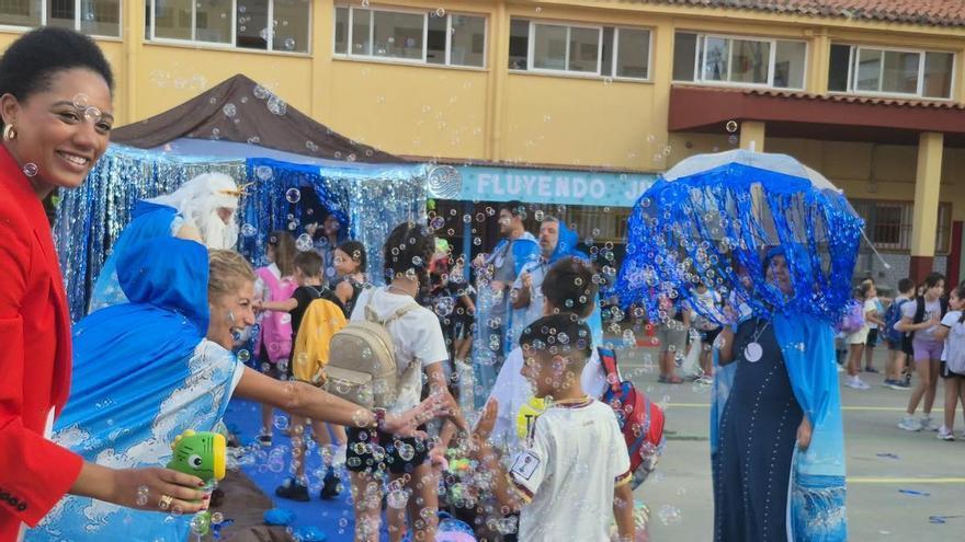 Lágrimas, abrazos y muchas sonrisas: así ha sido la vuelta al cole en Badajoz