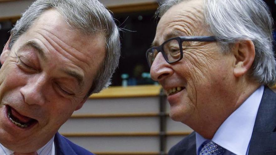 El británico Farage, líder del euroescéptico UKIP, con Juncker.