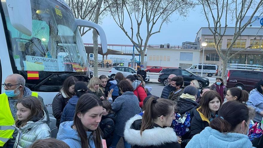 Llegan a Mallorca 73 refugiados ucranianos tras recorrer miles de kilómetros en autobús y furgonetas