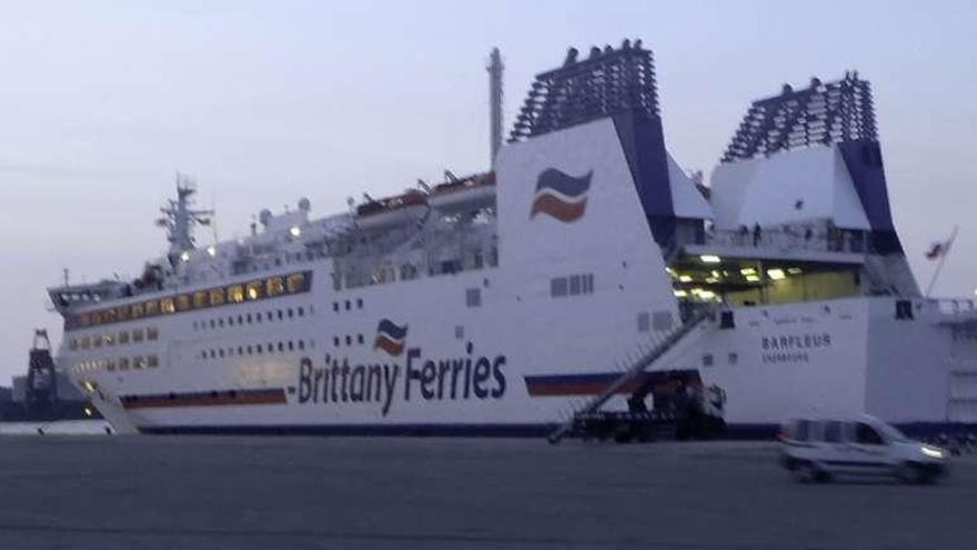 El buque de Brittany Ferries que visitó el lunes El Musel, con Ebhisa al fondo.