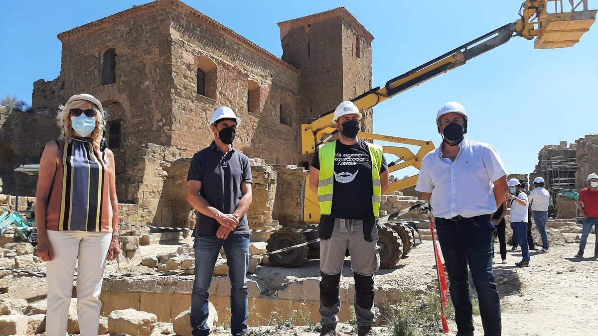 La subdelegada del Gobierno en Huesca, Silvia Salazar, visita las obras del castillo de Montearagón, en Quicena (Huesca), este lunes..