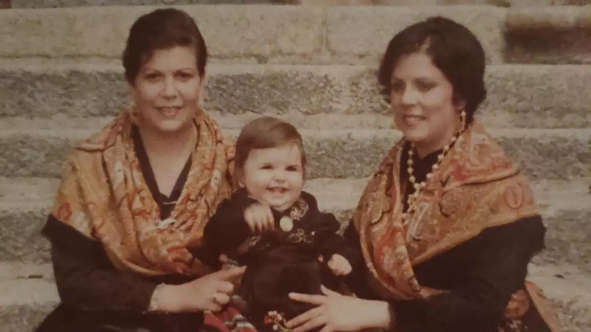 Traje de extremeña desde los 11 meses y pañuelos con más de dos siglos: la tradición que viste Guadalupe cada septiembre