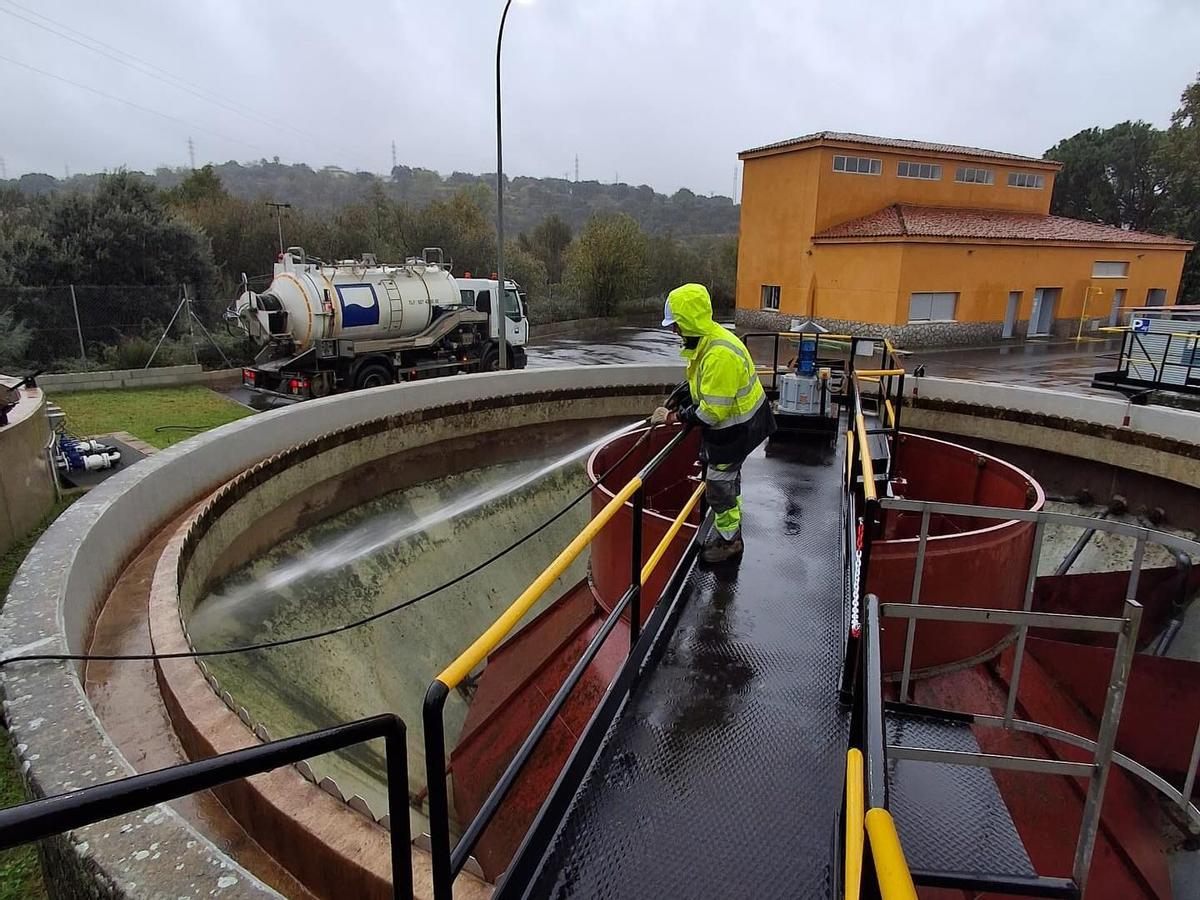 La UTE del agua, trabajando en la estación de agua potable de Plasencia, el 15 de noviembre.