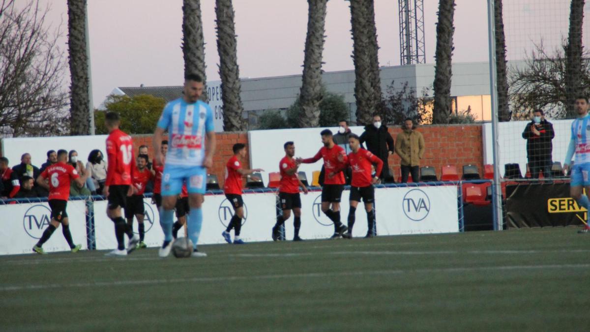 Los jugadores del Montijo celebran un gol, el sábado ante el Coria.