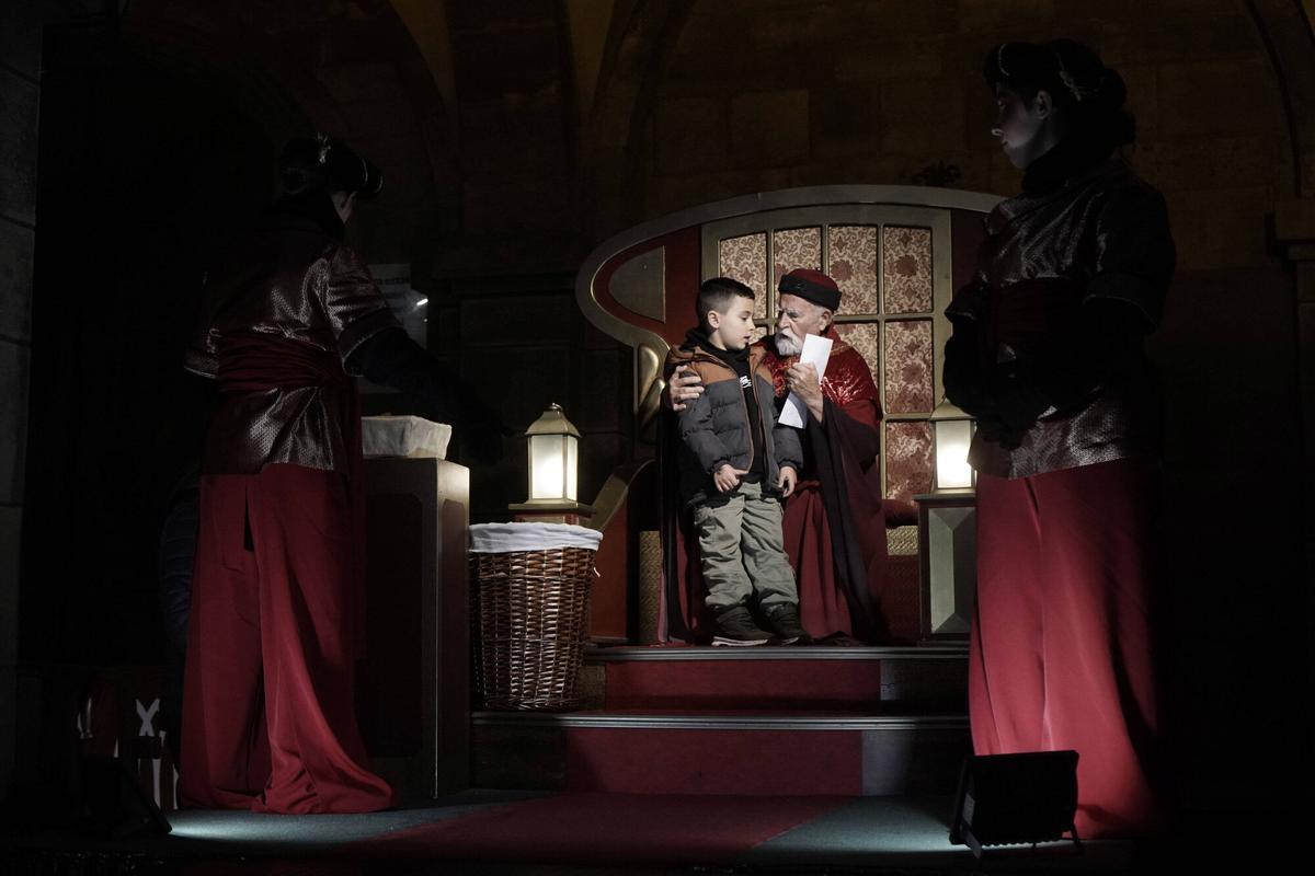 Totes les fotos dels infants de Manresa donant la carta al Príncep Assuan