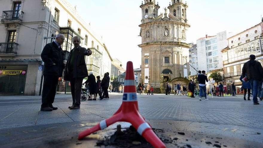 La base sobre la que se asentaba la estatua de Ravachol, tras el acto vandálico. // Gustavo Santos