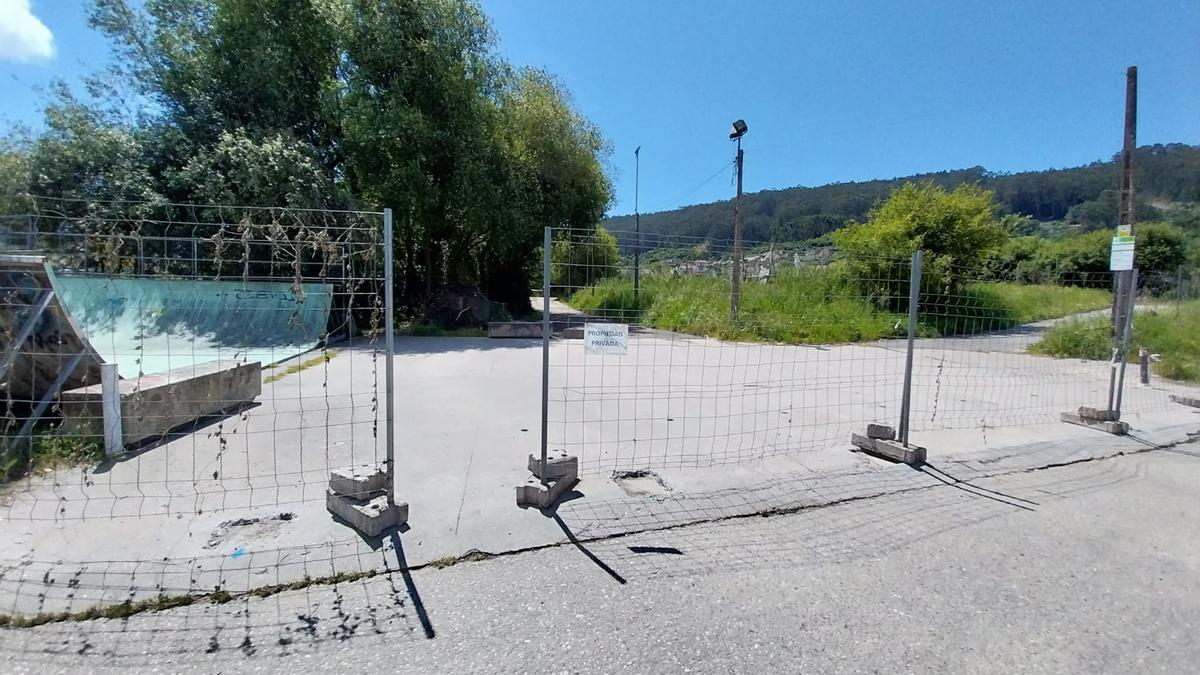 Una parte del vallado provisional en A Estacada, con un cartel de «Propiedad privada».