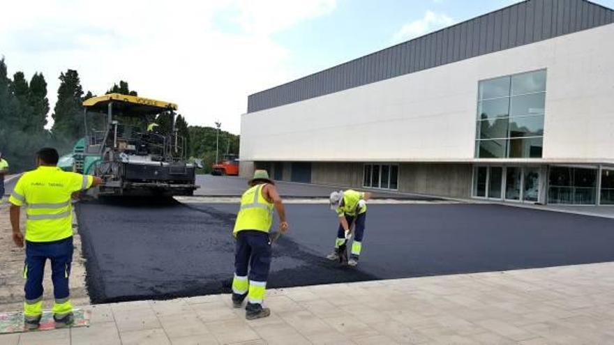 Torroella asfalta l&#039;esplanada est de l&#039;Auditori Teatre Espai Ter