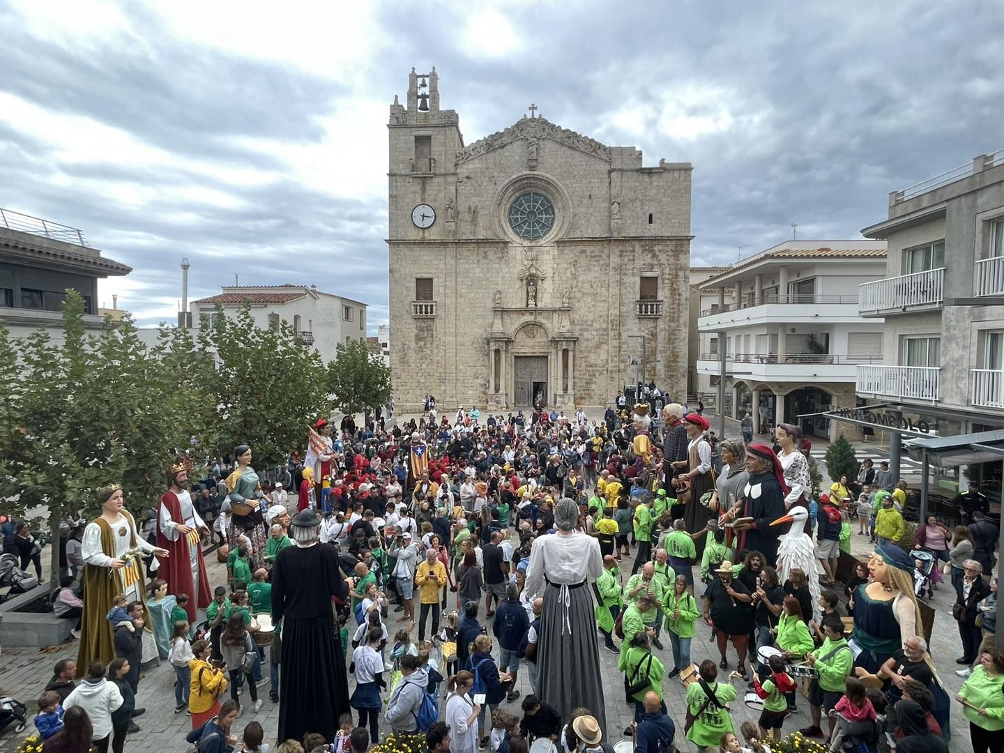 Centenars de persones gaudeixen dels actes previs de la festa major de l'Escala