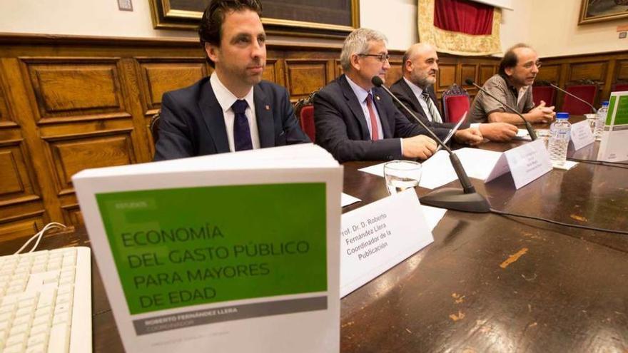 Por la izquierda, Roberto Fernández Llera; el rector de la Universidad de Oviedo, Santiago García Granda; Avelino Viejo, síndico mayor de la Sindicatura de Cuentas, y el catedrático de Economía Javier Suárez Pandiello.