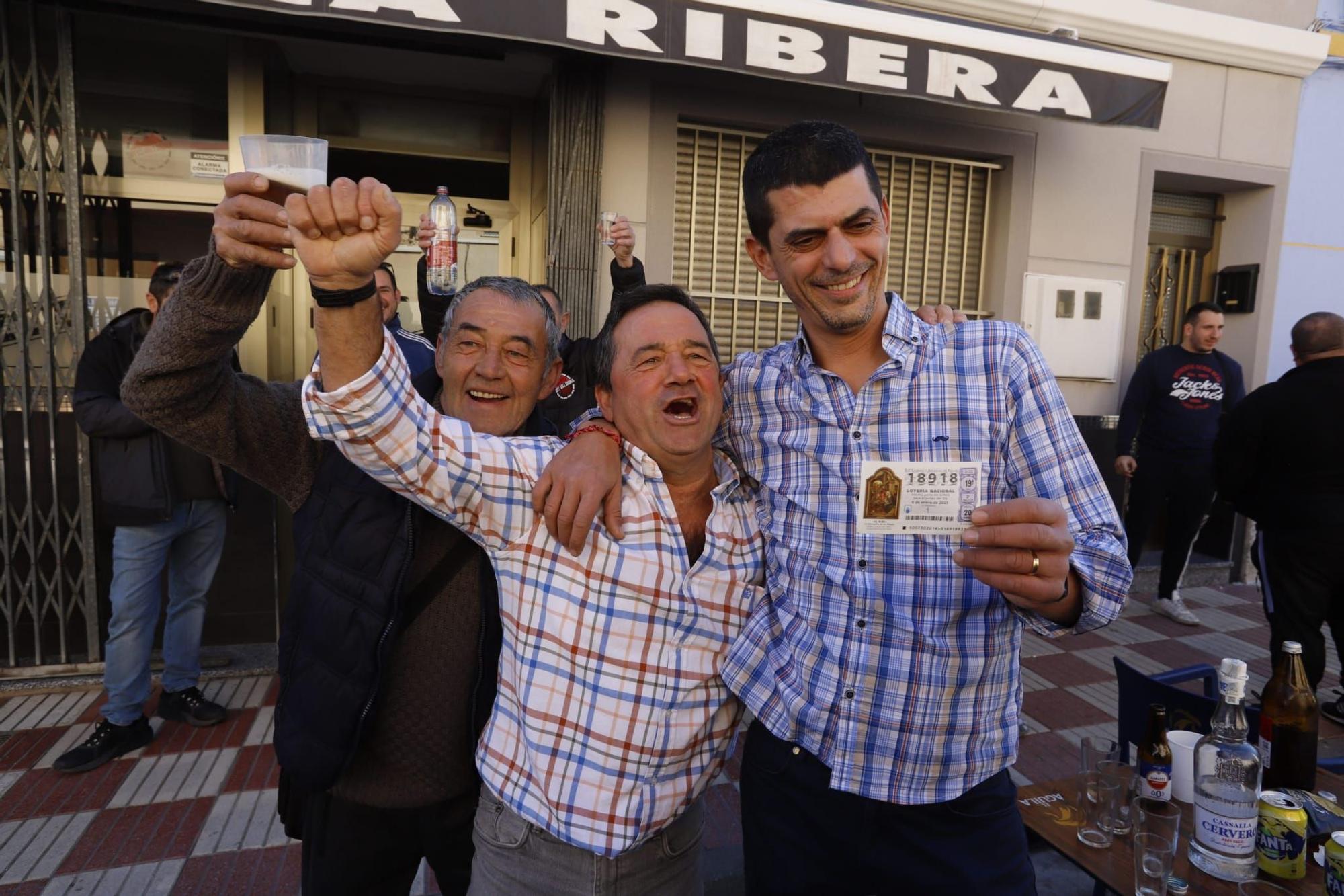 Festejando el tercer premio en las puertas de un bar de Tavernes de la Valldigna