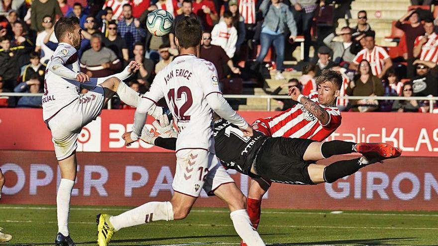 Brandon Thomas intenta rematar davant l&#039;oposició del porter de l&#039;Albacete Tomeu Nadal.