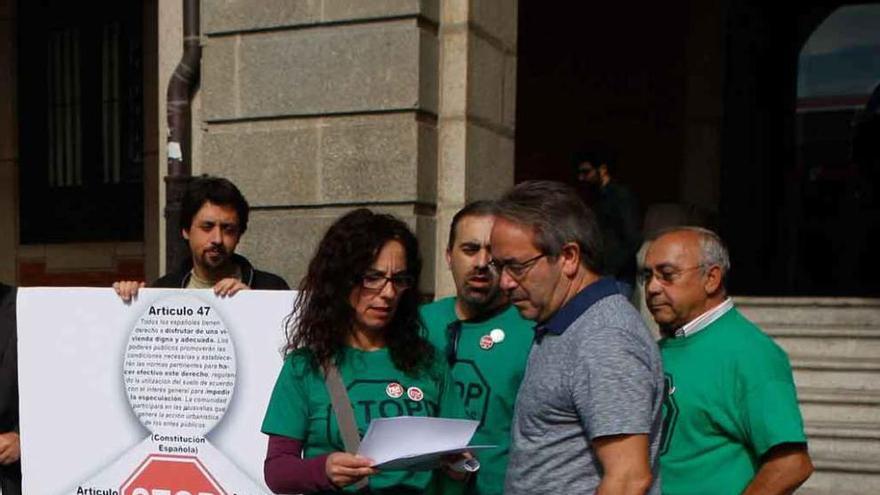 Guarido se compromete ante la PAH a regularizar las viviendas sociales