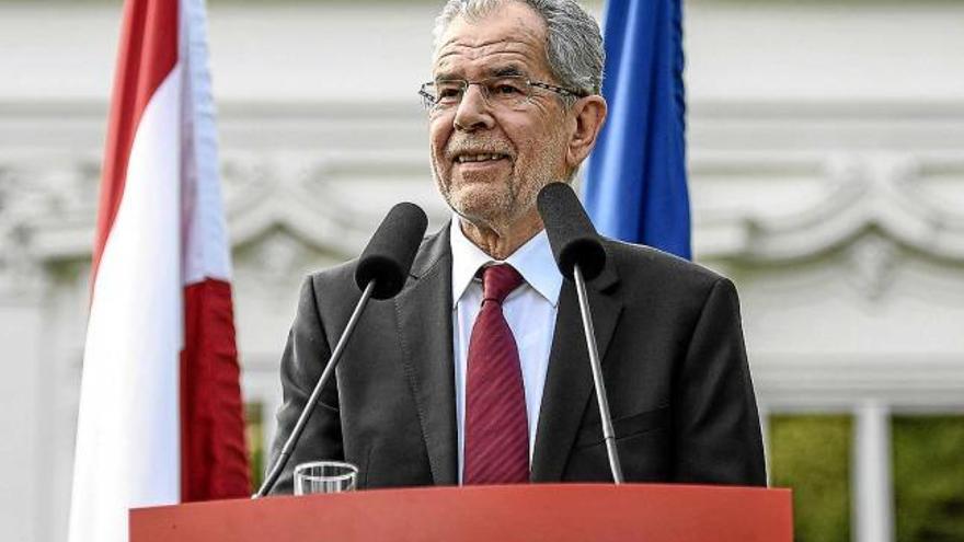 Van der Bellen es dirigeix als austríacs poc després de conèixer la seva victòria