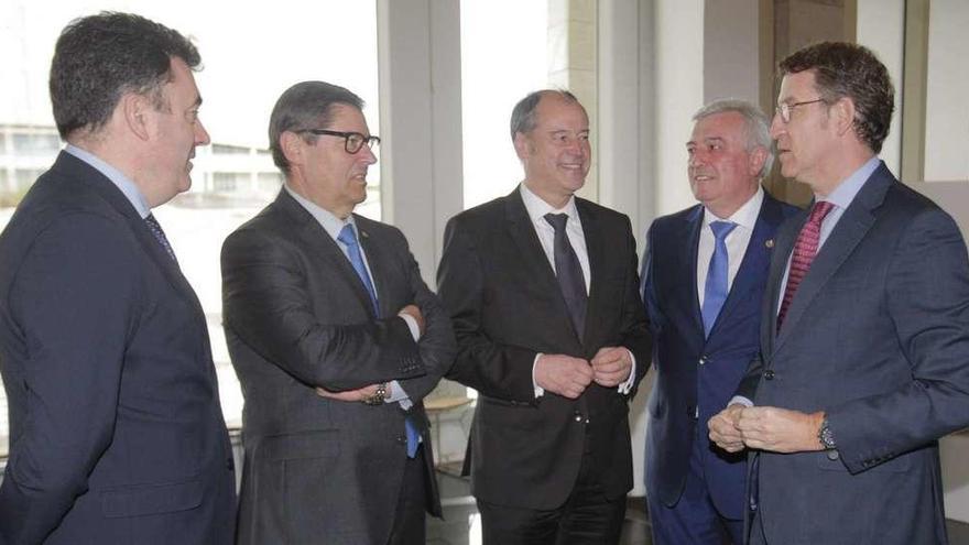 Román Rodríguez. Julio Abalde, Salustiano Mato, Juan Viaño y Alberto Núñez Feijóo, ayer, en Santiago.