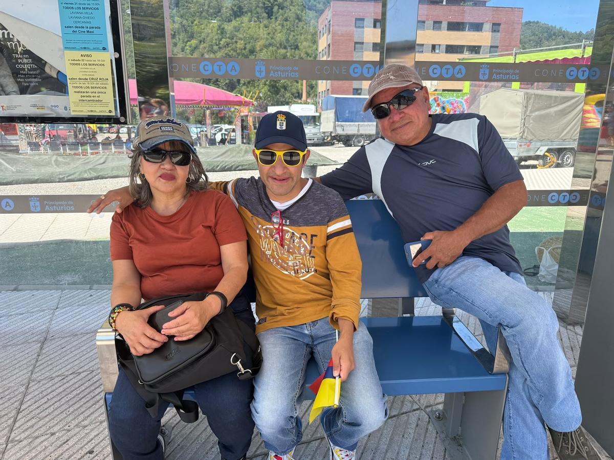 Esperanza Vega, Sergio Vega y Oscar Tulio Chamorro, en Pola de Laviana