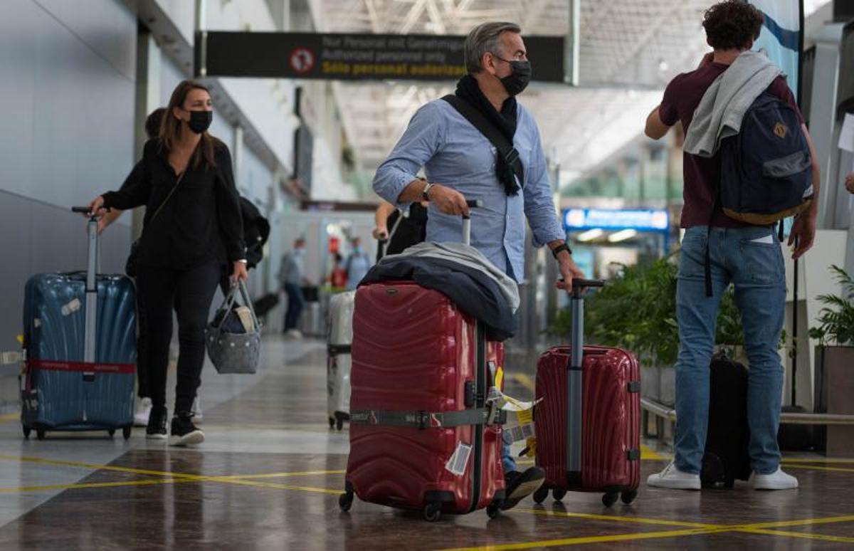 Primer día en el que los turistas que viajan a Canarias presentan las PCR negativas