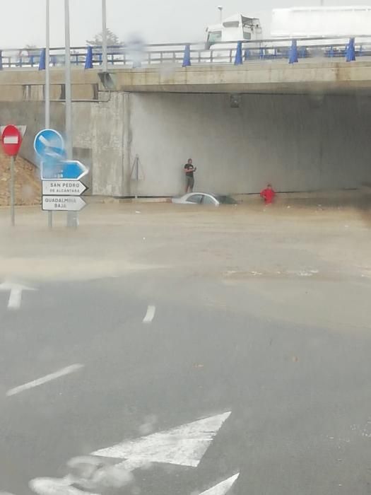 La lluvia anega calles en Marbella y San Pedro