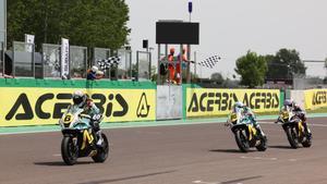 Los últimos metros de la carrera en los que Herrera cruzó al meta primera y Ponziani rebasó a Neila en Cremona.